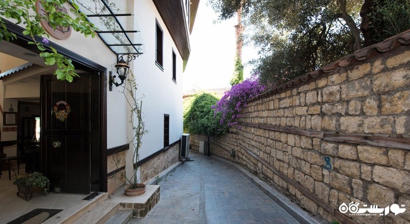 درب ورودی هتل دژاوو